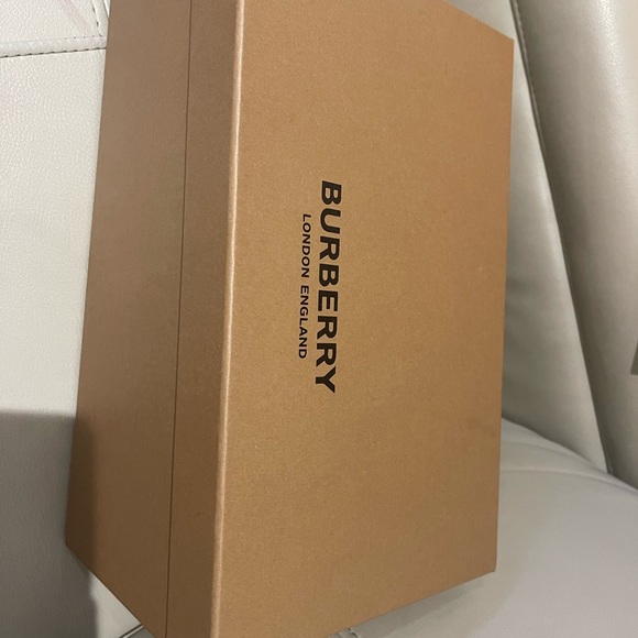 Burberry Monogram Motif Leather Point-toe Pumps in Beige colour - Picture 2 of 7